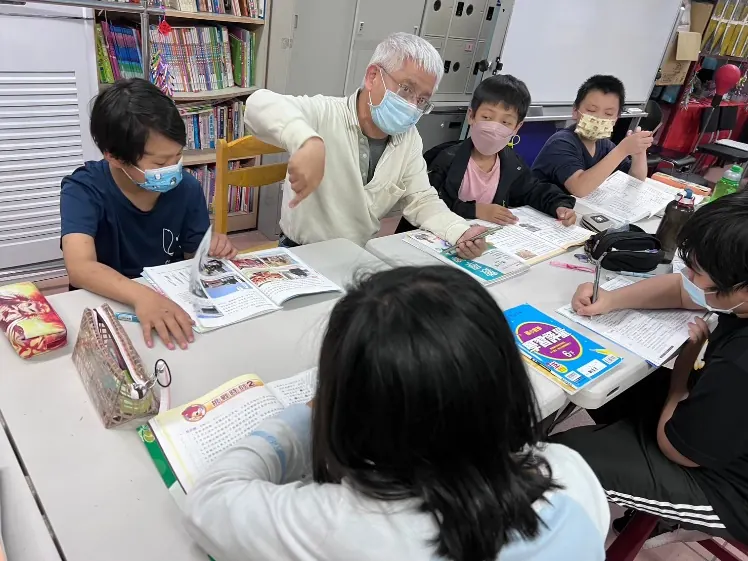 課後課業輔導與陪伴讀書